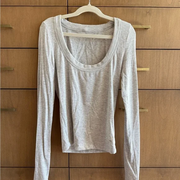 Women’s Long Sleeve Pose Scoop Tee - Picture 3 of 4